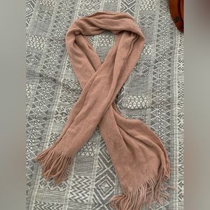 Chunky scarf, pretty light pink coral ish color, worn once.